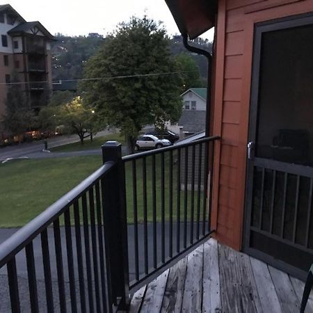 Spacious Downtown Condo Walking Distance To Downtown Gatlinburg Sleeps 6 Guests מראה חיצוני תמונה
