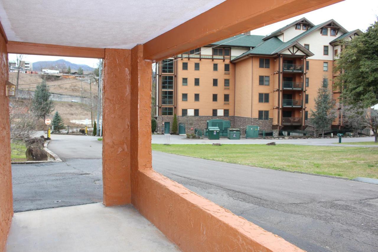 Spacious Downtown Condo Walking Distance To Downtown Gatlinburg Sleeps 6 Guests מראה חיצוני תמונה