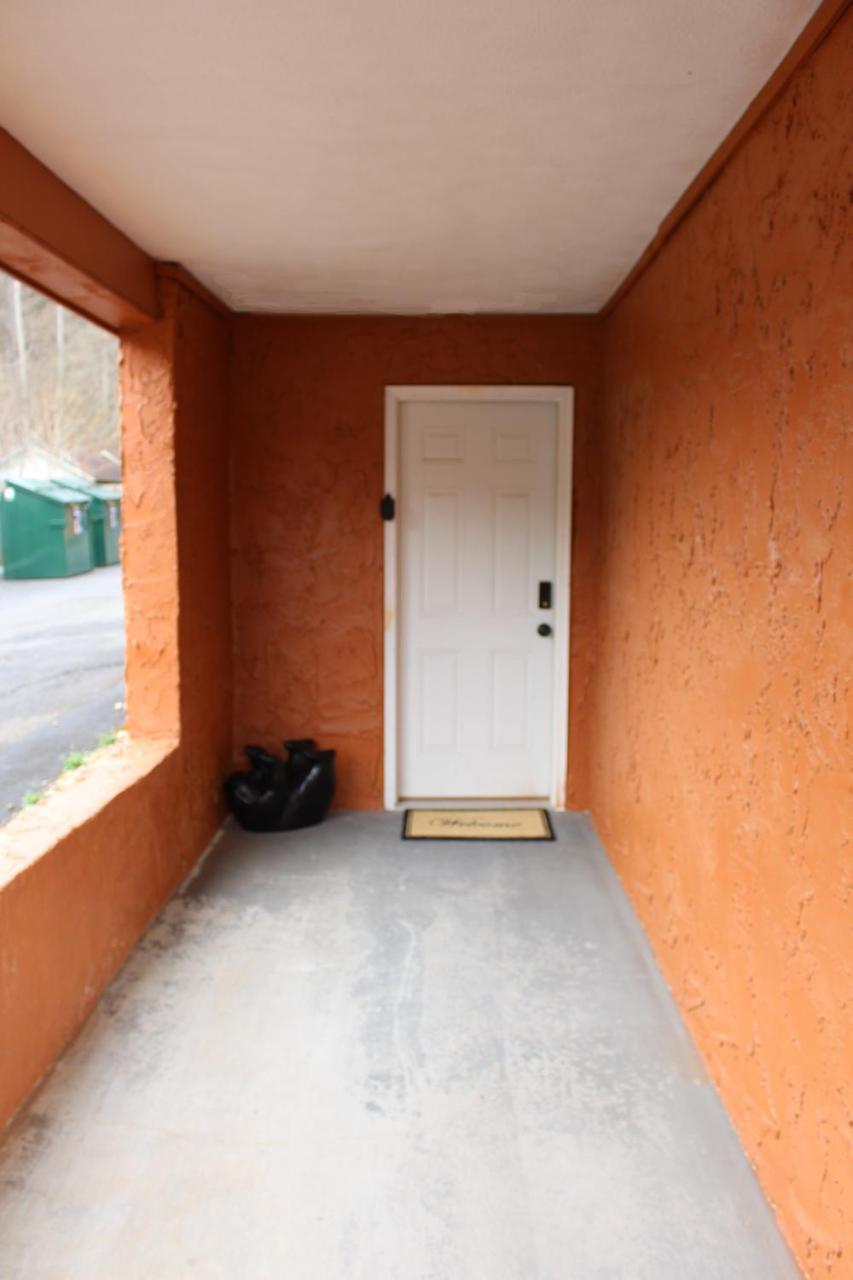 Spacious Downtown Condo Walking Distance To Downtown Gatlinburg Sleeps 6 Guests מראה חיצוני תמונה