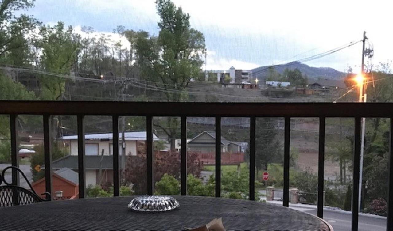 Spacious Downtown Condo Walking Distance To Downtown Gatlinburg Sleeps 6 Guests מראה חיצוני תמונה