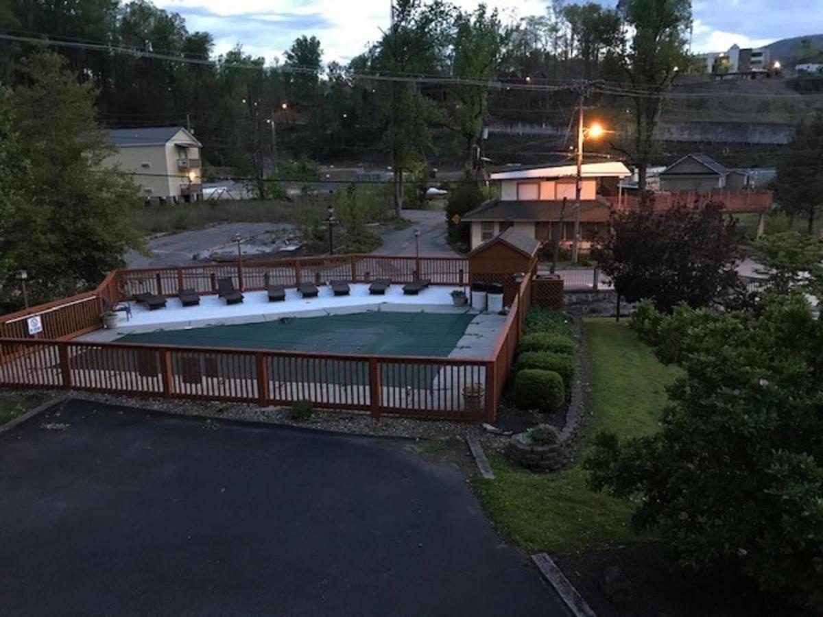 Spacious Downtown Condo Walking Distance To Downtown Gatlinburg Sleeps 6 Guests מראה חיצוני תמונה