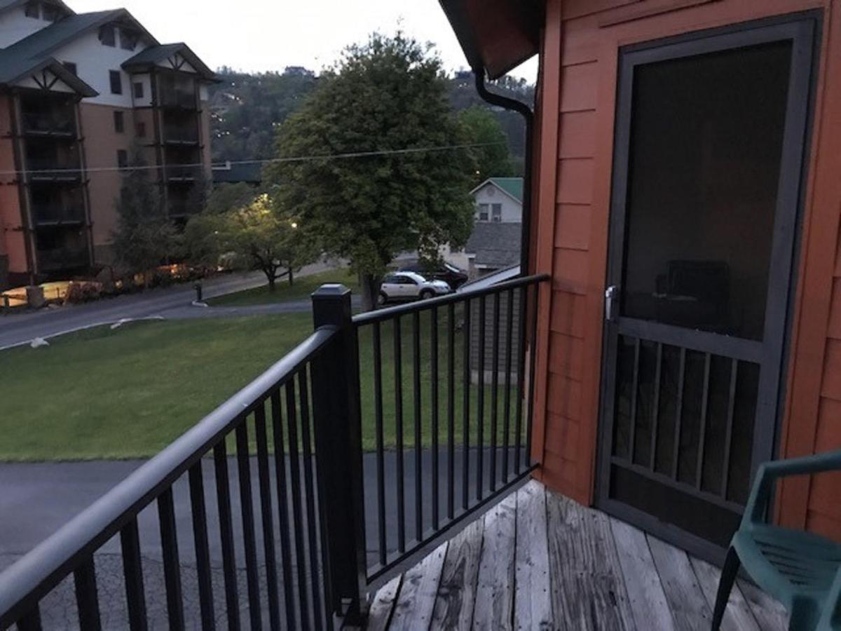 Spacious Downtown Condo Walking Distance To Downtown Gatlinburg Sleeps 6 Guests מראה חיצוני תמונה