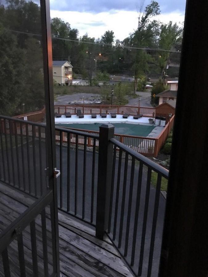 Spacious Downtown Condo Walking Distance To Downtown Gatlinburg Sleeps 6 Guests מראה חיצוני תמונה